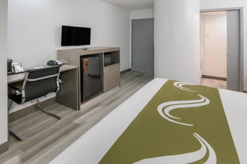 1 King Bed, Suite, Nonsmoking image 1