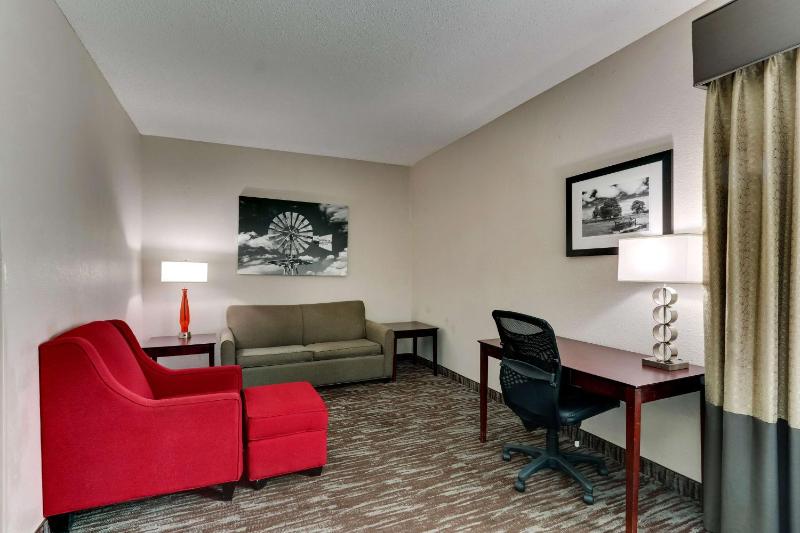 Queen Suite with Two Queen Beds and Sofa Bed - Non-Smoking image 4