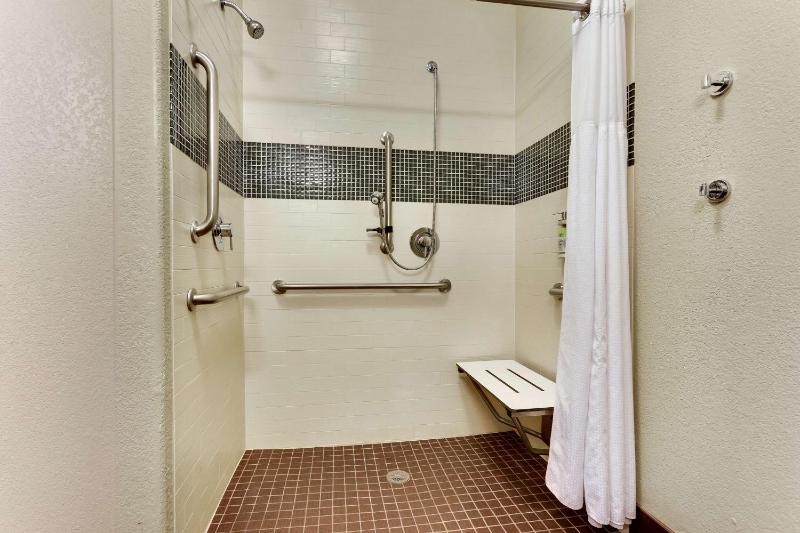 Queen Room with Walk-In Shower - Disability Access image 2