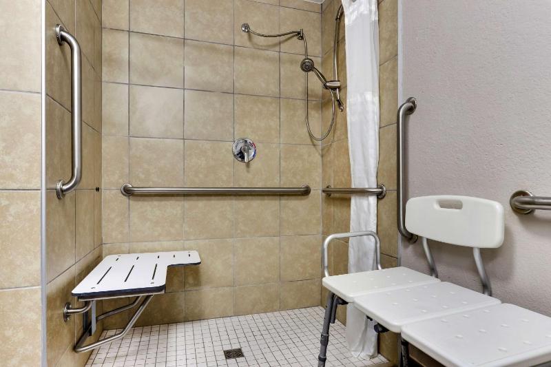 Queen Room with Walk-In Shower - Disability Access image 3