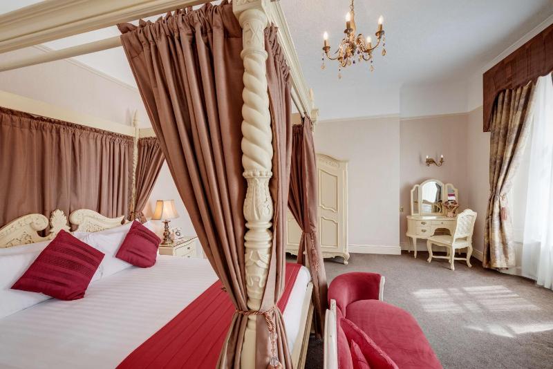 Double Room with Four Poster Bed and Spa Bath image 1