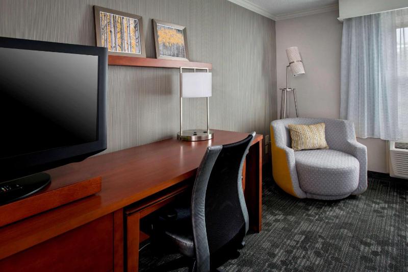 Guestroom King image 3