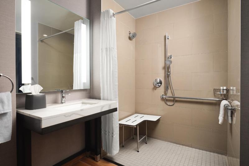 King Room with Roll-In Shower - Disability Access image 3