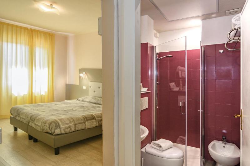 Large Double Room image 4