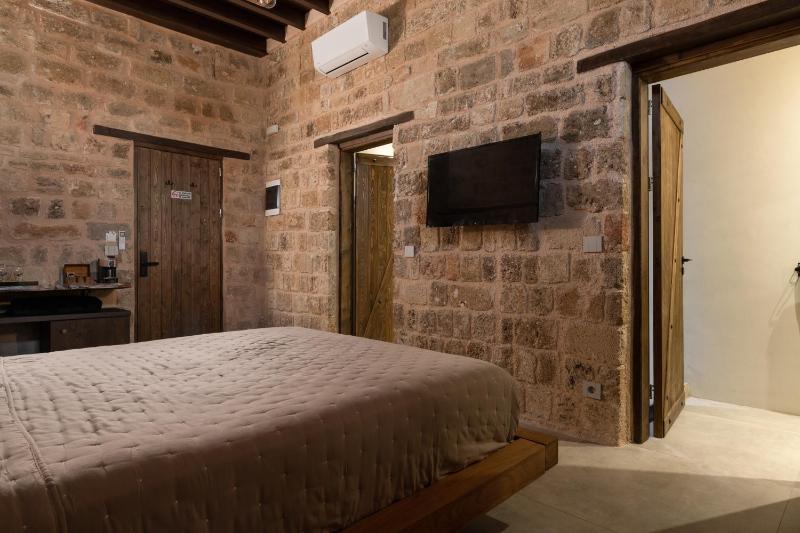 Ancient Knights Luxury Suites - image 15