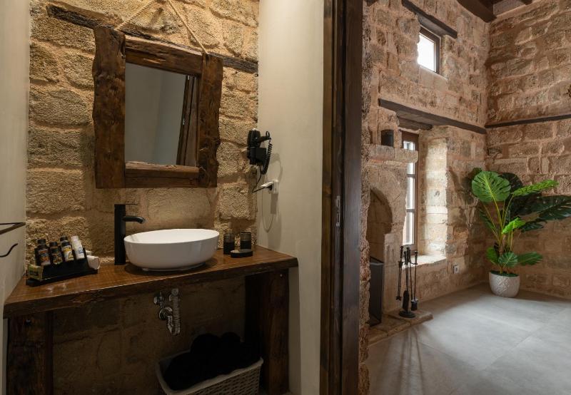 Ancient Knights Luxury Suites - image 9