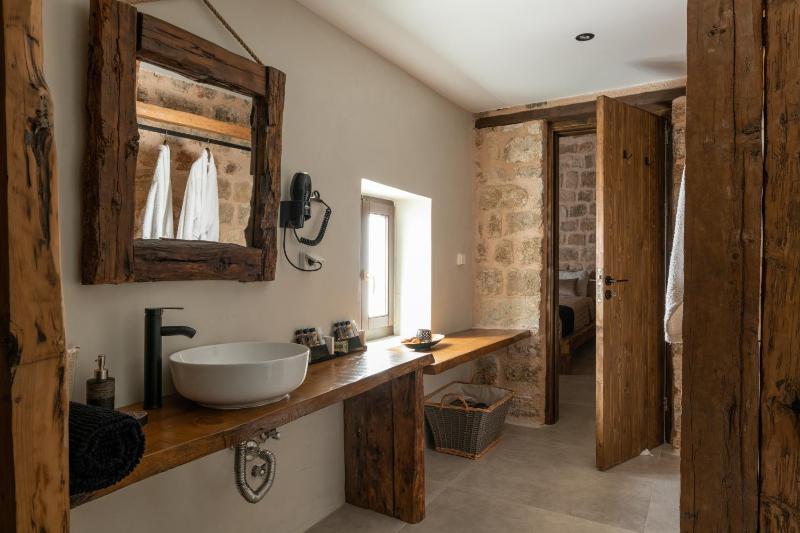 Ancient Knights Luxury Suites - image 13