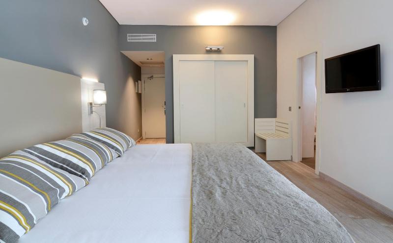 Superior Double Room with Sea View image 4