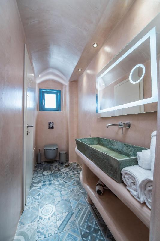 Honeymoon Suite with Hot Tub & Sea View image 3