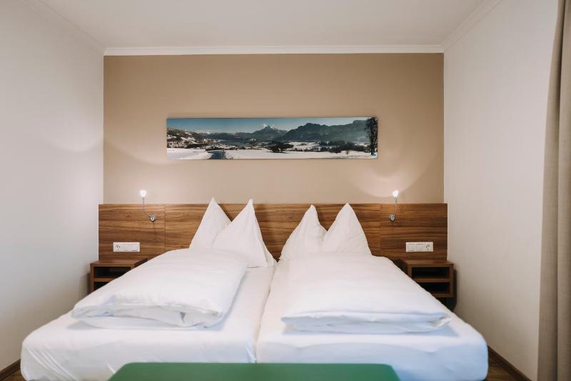 Double Room with Balcony image 3