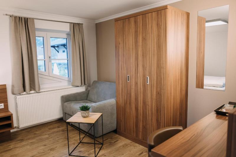 Double Room with Balcony image 4
