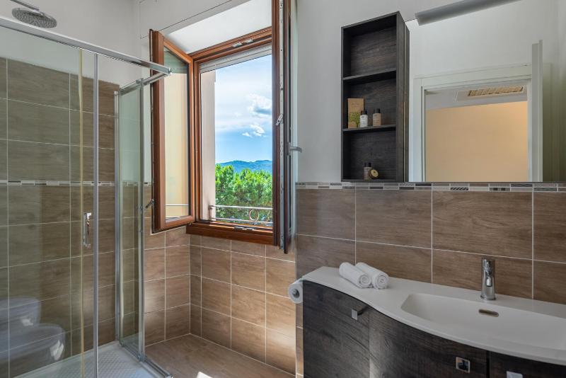 Double Room with Lake View image 3