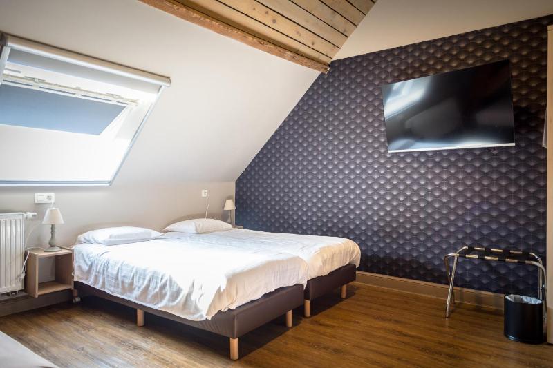 Superior Triple Room image 4