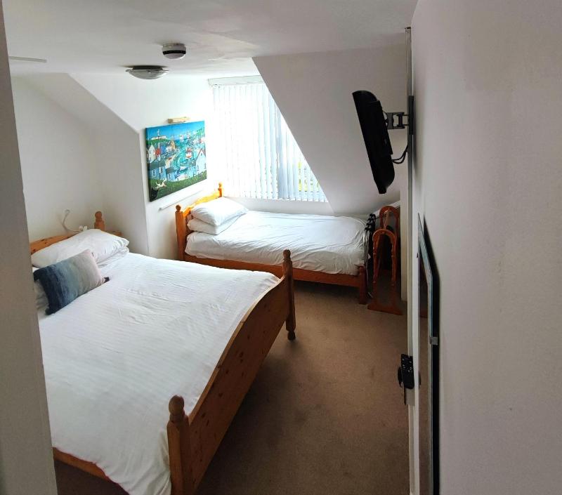 Triple Room with Bathroom image 4