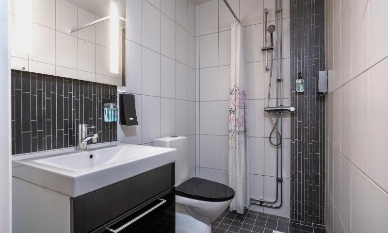 Moderate Double Room Without Window image 4