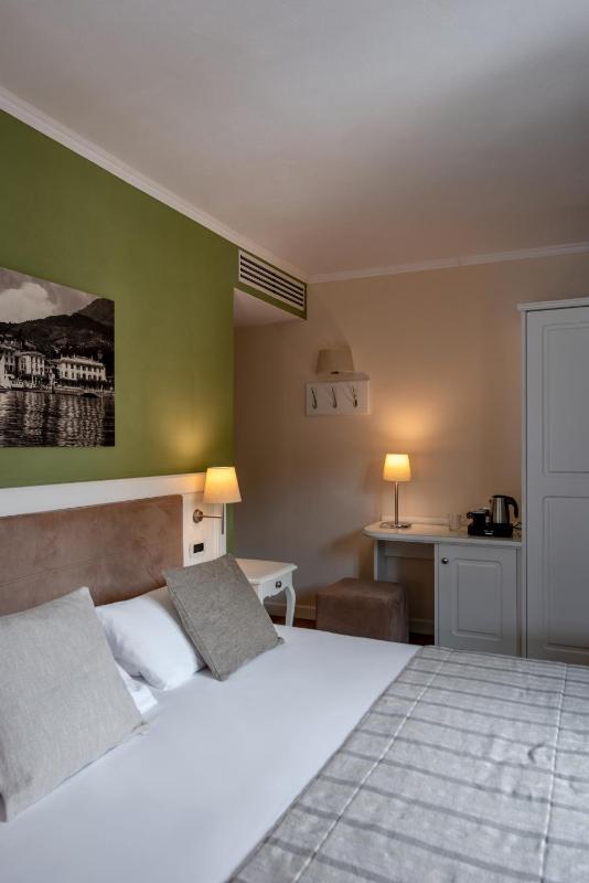 Triple Room with Balcony and Lake View image 3
