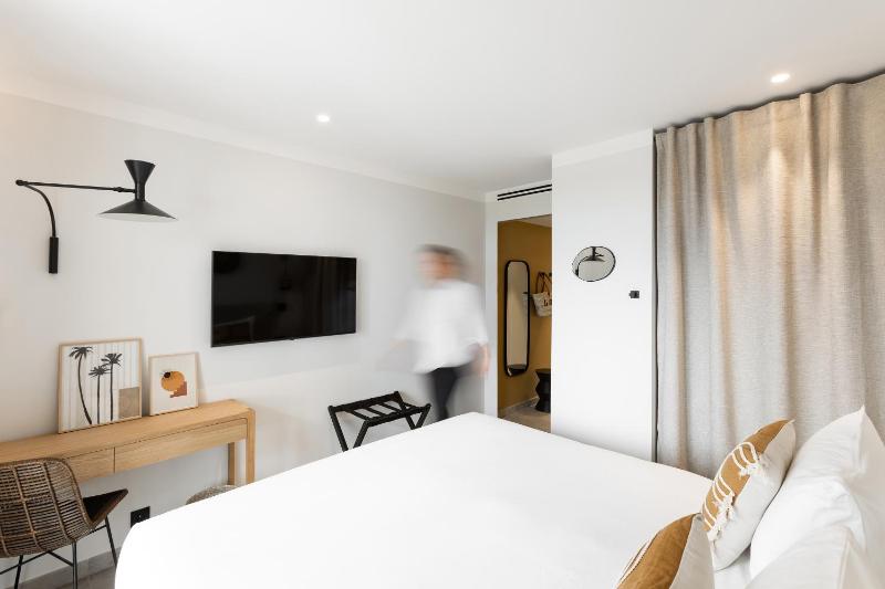 Double or Twin Room with Sea View image 4