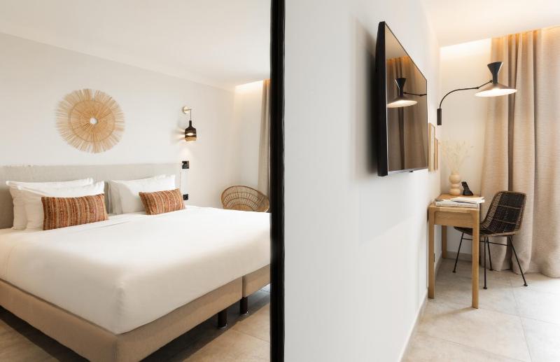 Double or Twin Room with Sea View image 3