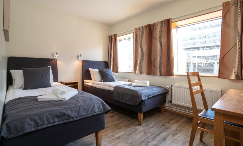 Standard Twin Room image 3