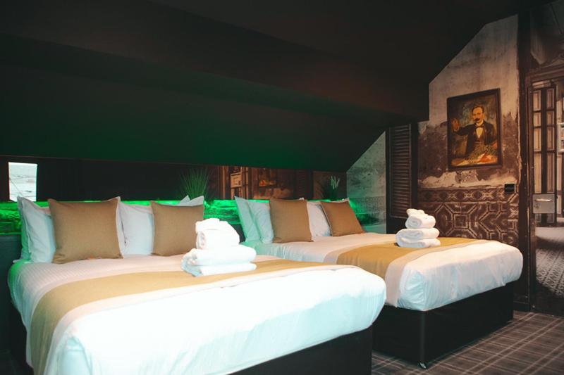 Quadruple Room with Balcony image 4