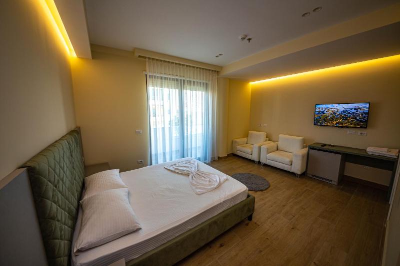 Double Room with Balcony and Side Sea View image 2