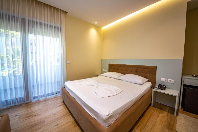 Triple Room with balcony and side Sea View image 4