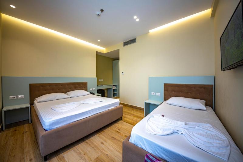 Triple Room with balcony and side Sea View image 1