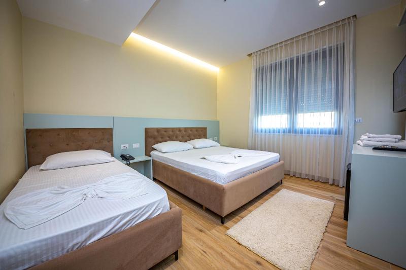 Triple Room with Balcony image 3