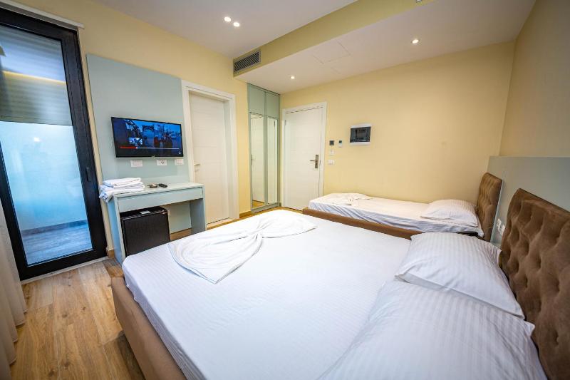 Triple Room with Balcony image 4