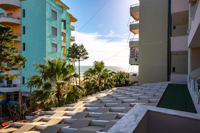 Triple Room with balcony and side Sea View image 3