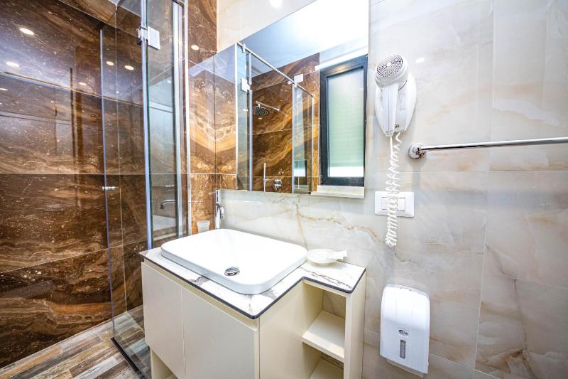 Double Room with Balcony and Side Sea View image 4