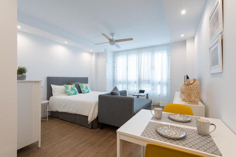 HomeForGuest Moderno Estudio junto a Las Canteras - image 1