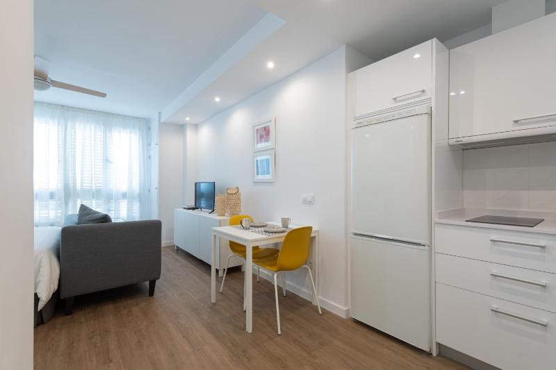 HomeForGuest Moderno Estudio junto a Las Canteras - image 13