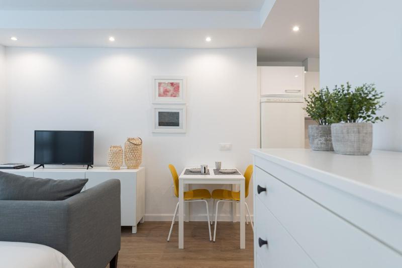 HomeForGuest Moderno Estudio junto a Las Canteras - image 29