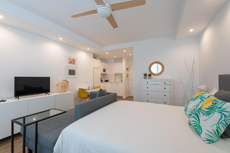 HomeForGuest Moderno Estudio junto a Las Canteras - image 15