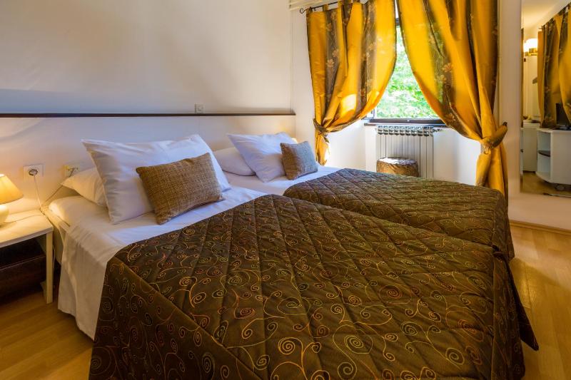 Standard Triple Room Sea Side image 3