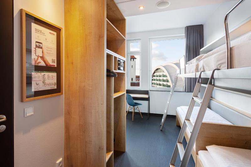 Six-Bed Room image 3