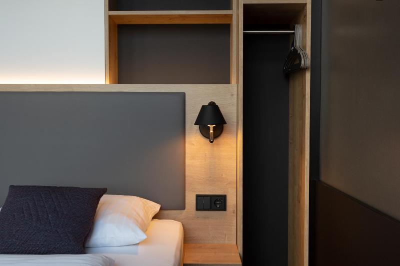 Six-Bed Room image 4