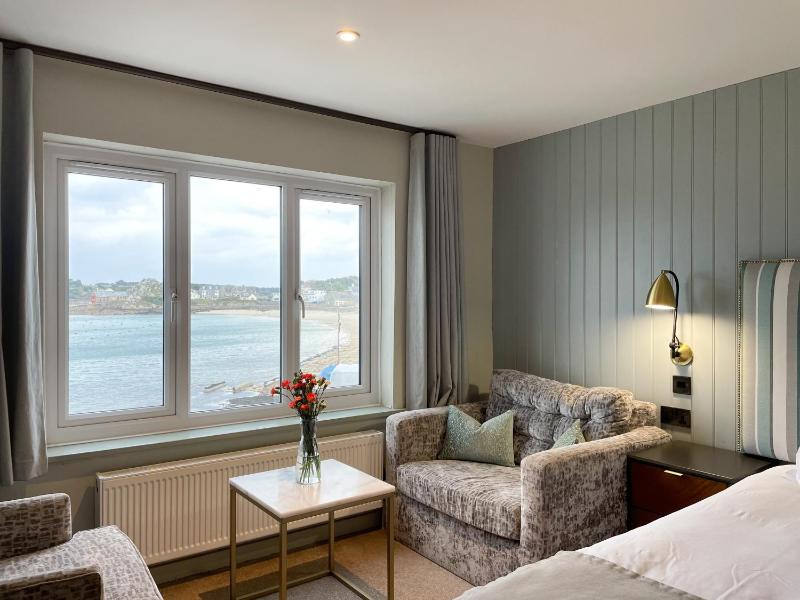 Superior Twin Room with Sea View image 1