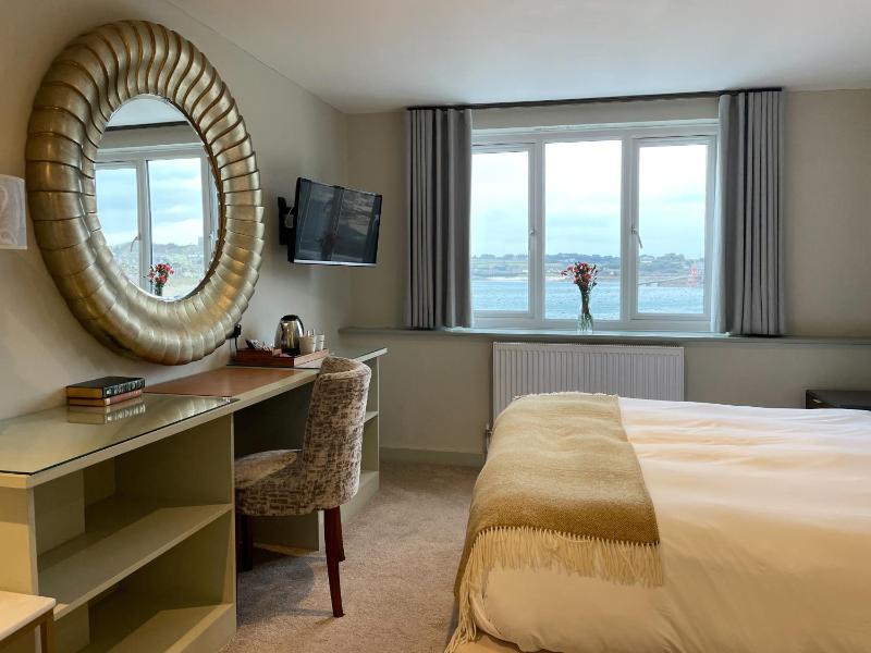 Superior Double Room with Sea View image 3
