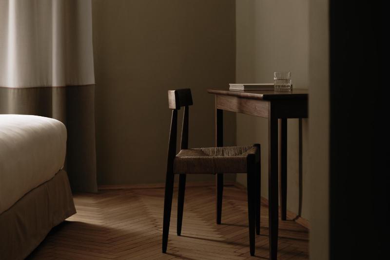 Double Room image 3