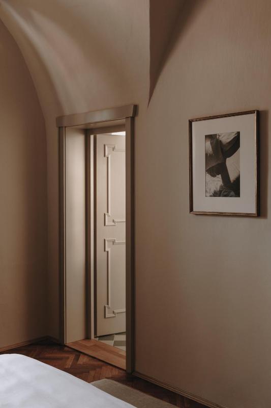 Deluxe Double Room image 2