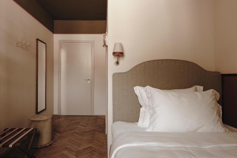 Queen Room image 3