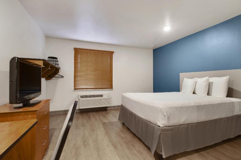 Queen Suite - Accessible/Non Smoking image 2