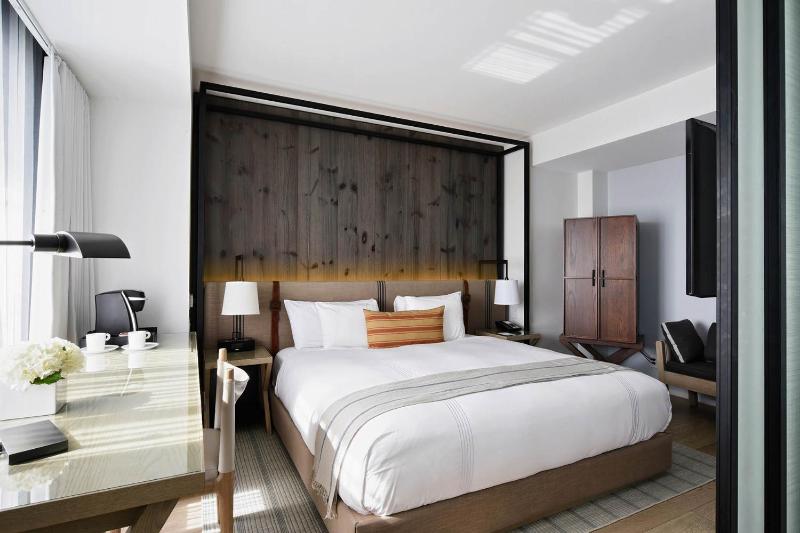 Superior King Room image 3