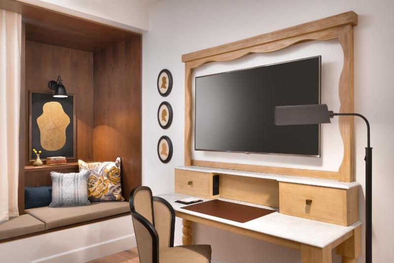 Guest room, 2 Queen, City view image 3