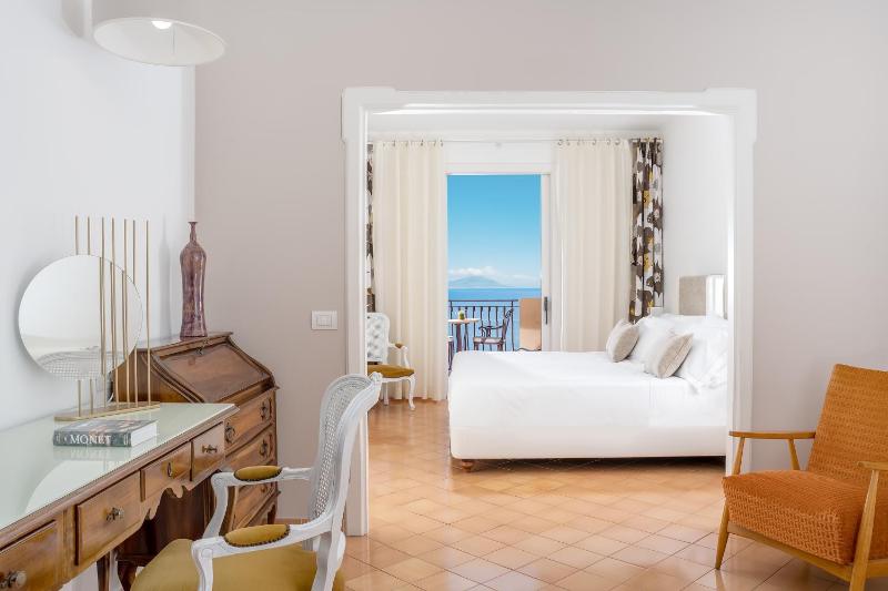 Junior Suite with Terrace and Sea View image 3