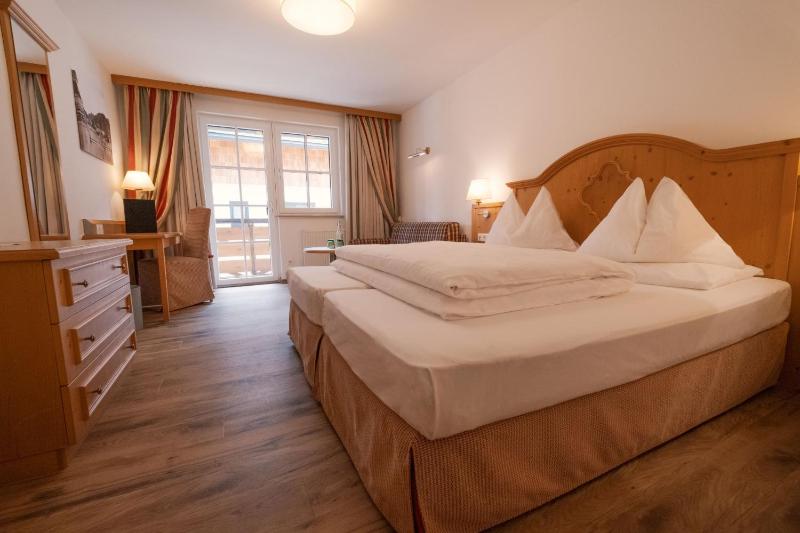 Double Room with Balcony image 1