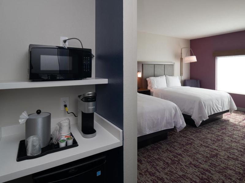 Standard Queen Room with Two Queen Beds image 3