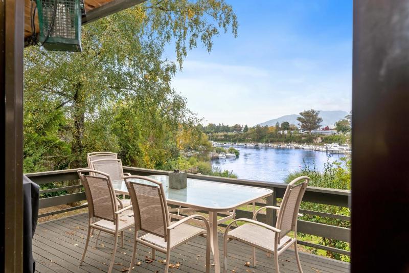 Rutherfurd Lakehouse - Taupō Holiday Home - image 1